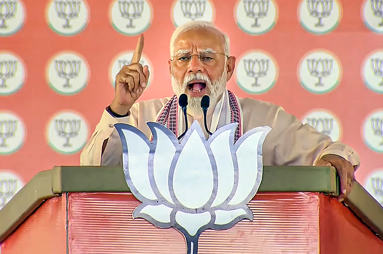 PM मोदी पर 6 साल चुनावी बैन लगाने की मांग